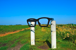 Picture of a statue of Buddy Holley glasses near the crash site